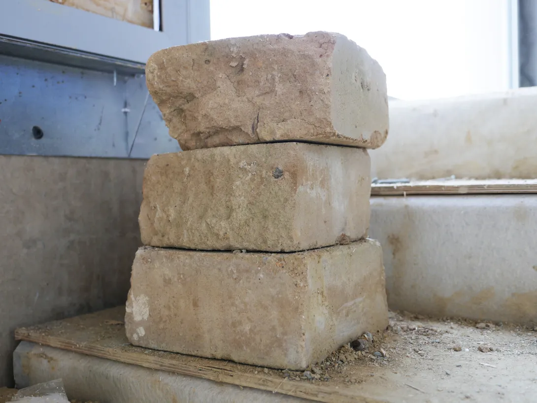 Des rebuts de BTC calent les protections de chantier de l'escalier