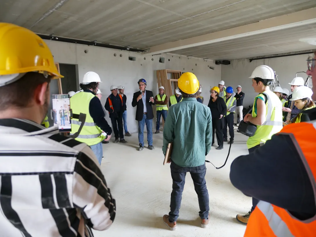 Dans les salles associatives au niveau du rez-de-jardin