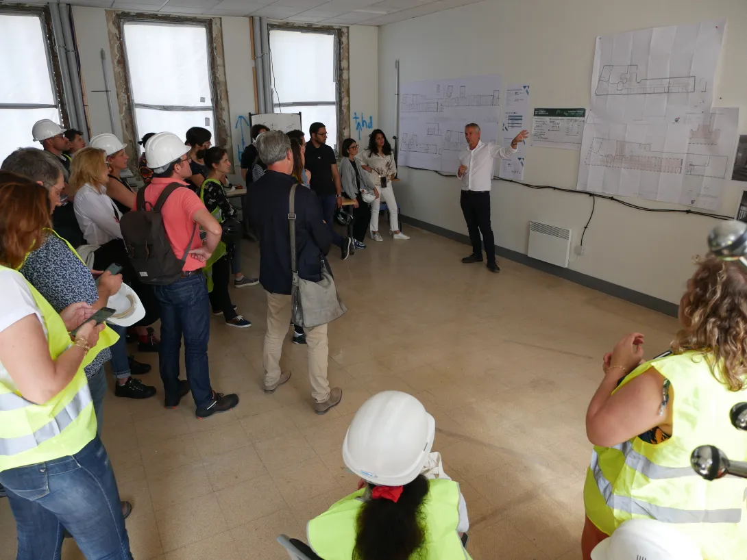 Introduction de la visite par Eric BERTHOME, directeur régional adjoint de La Poste Immobilier