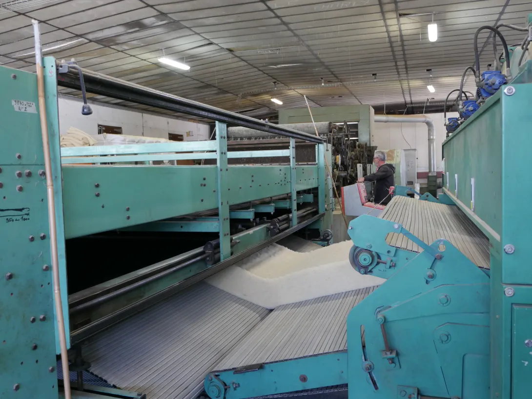 Etape permettant la superposition de plusieurs couches de fibre de laine