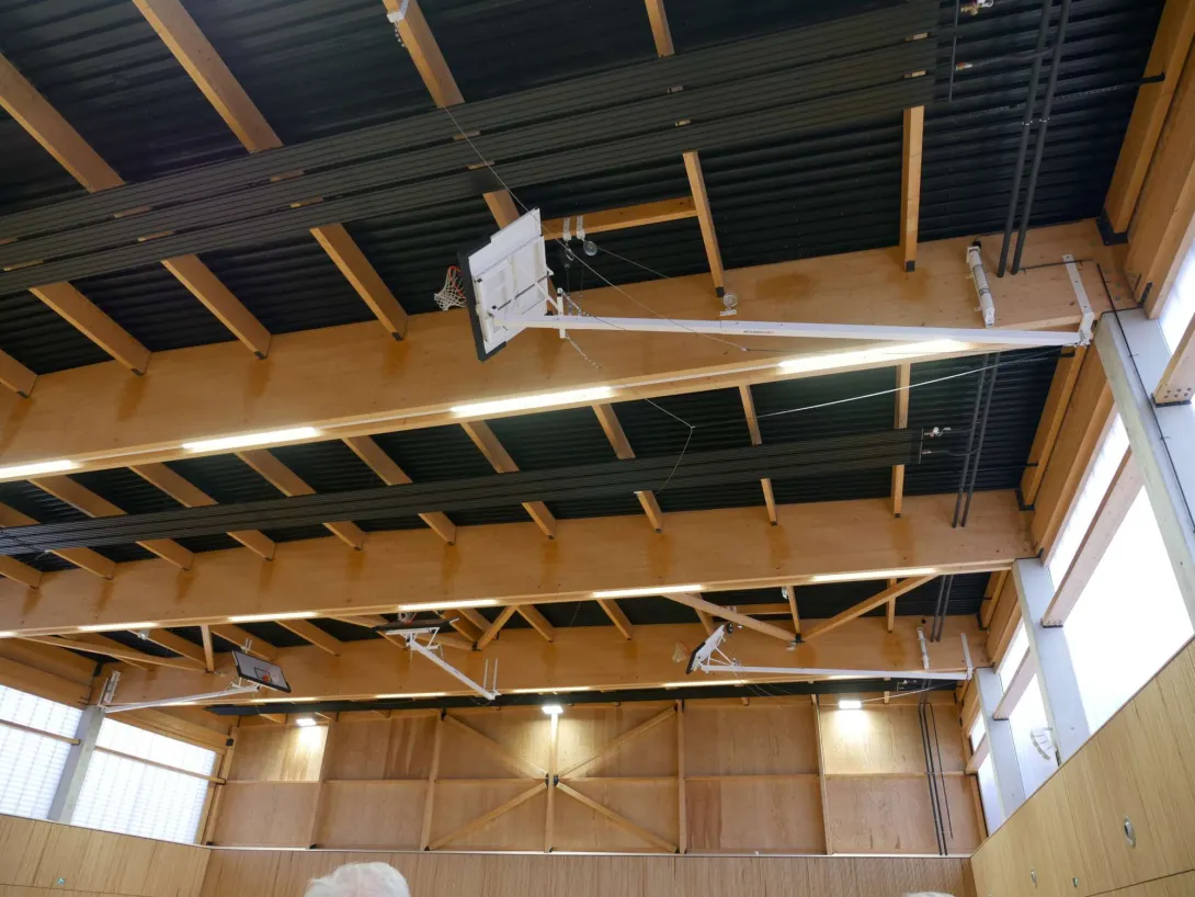 Le gymnase est chauffé par des radiants à eau chaude