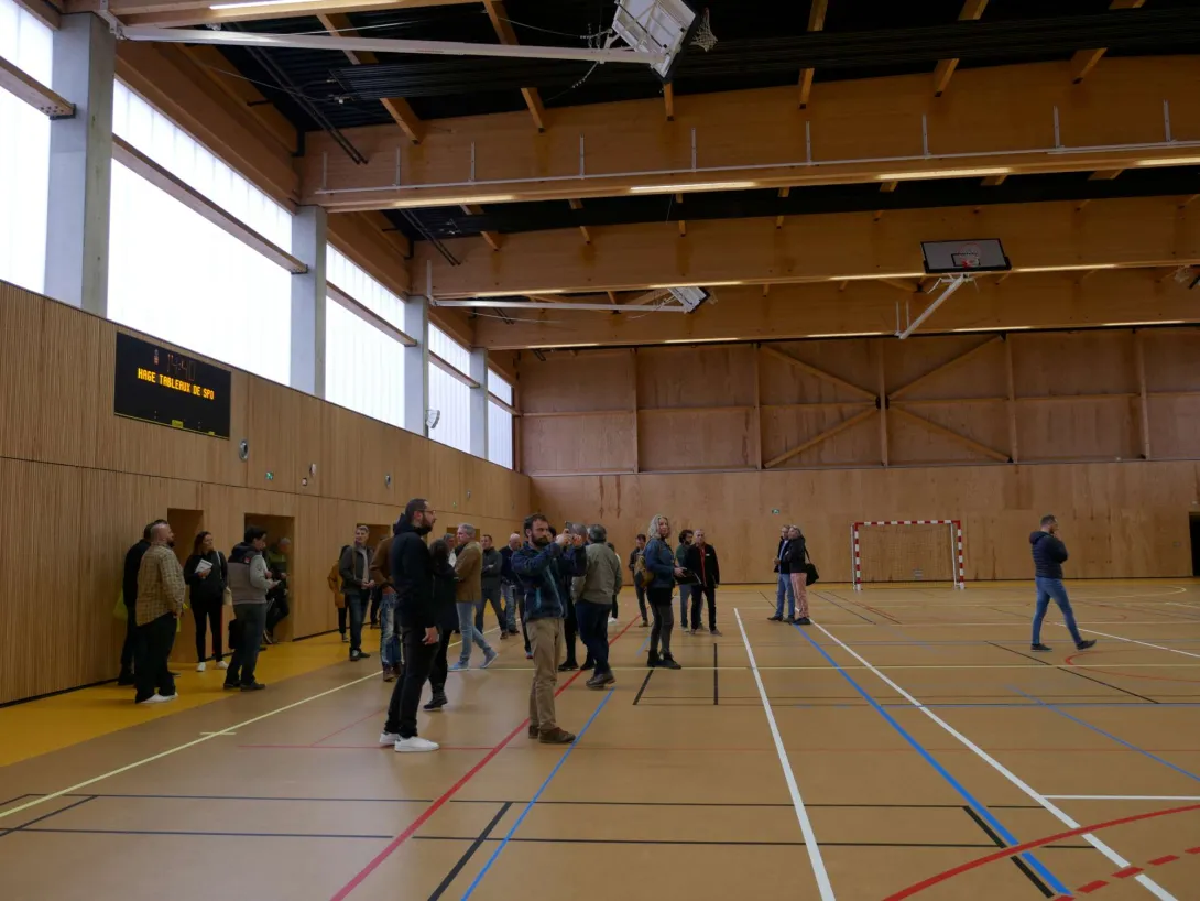 Le gymnase est semi-enterré côté sud