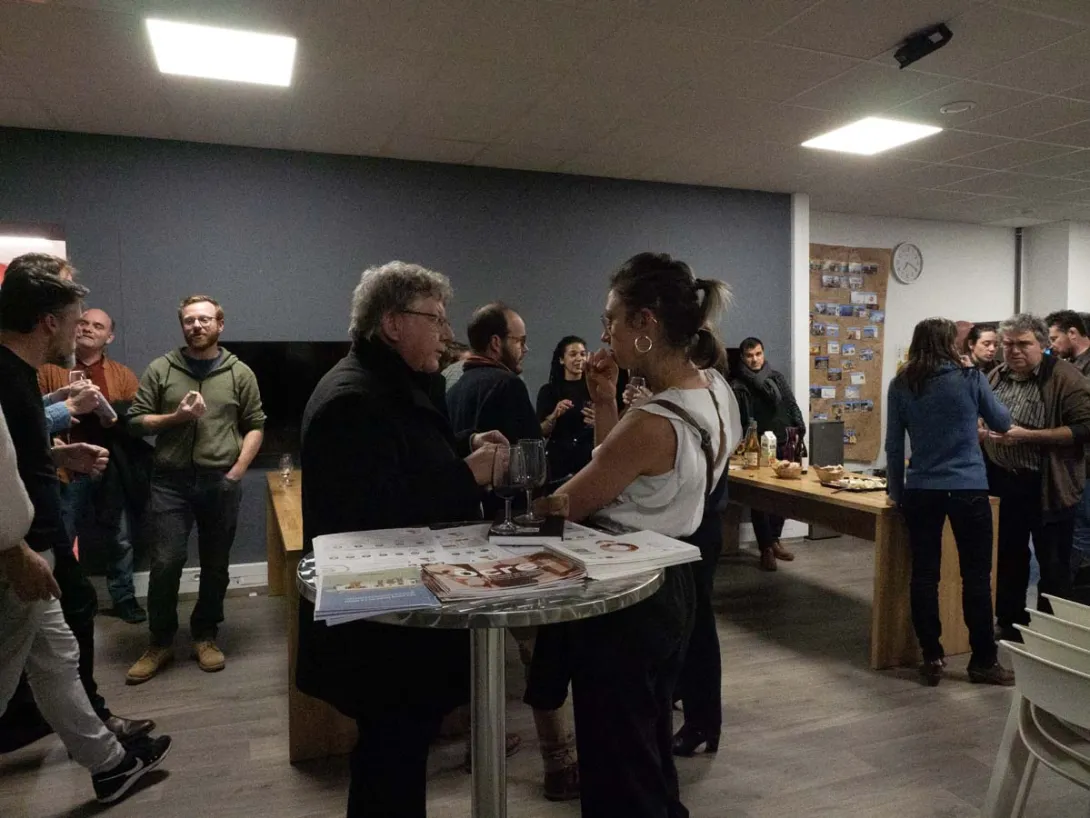 Les échanges se poursuivent autour de vin et fromage locaux