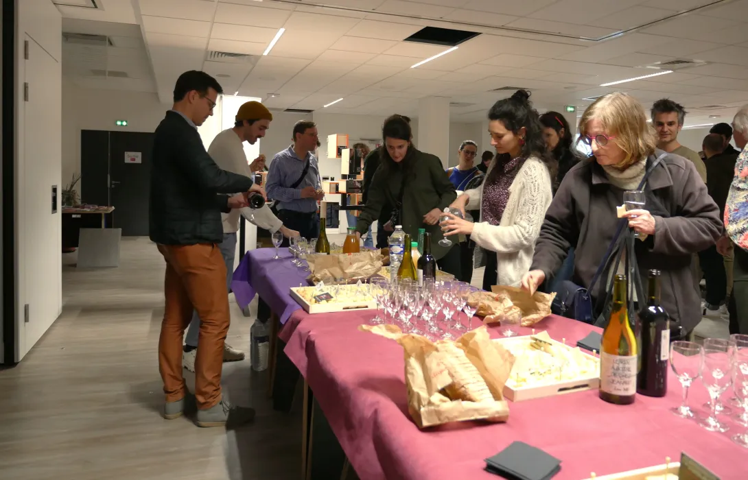 Vins et fromages locaux sont proposés aux participant·es