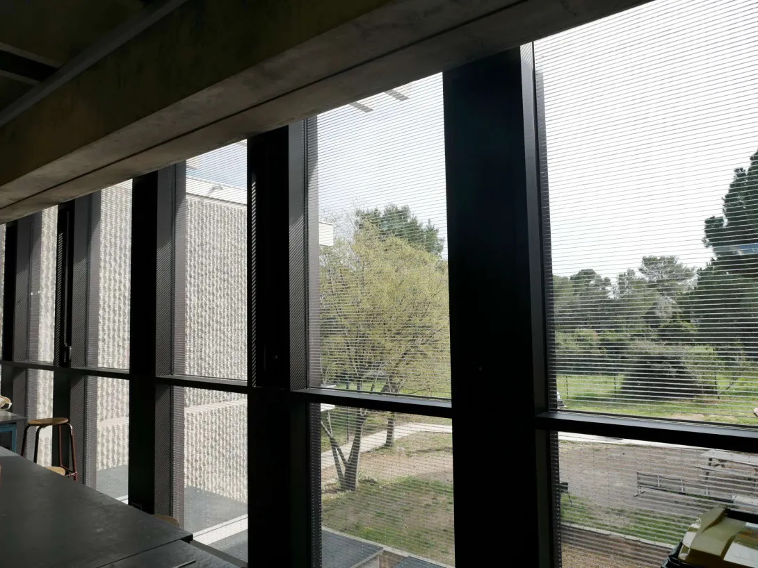 Les vitrages à protections solaires intégrées sont plus ou moins visibles selon l'angle de vue et la luminosité