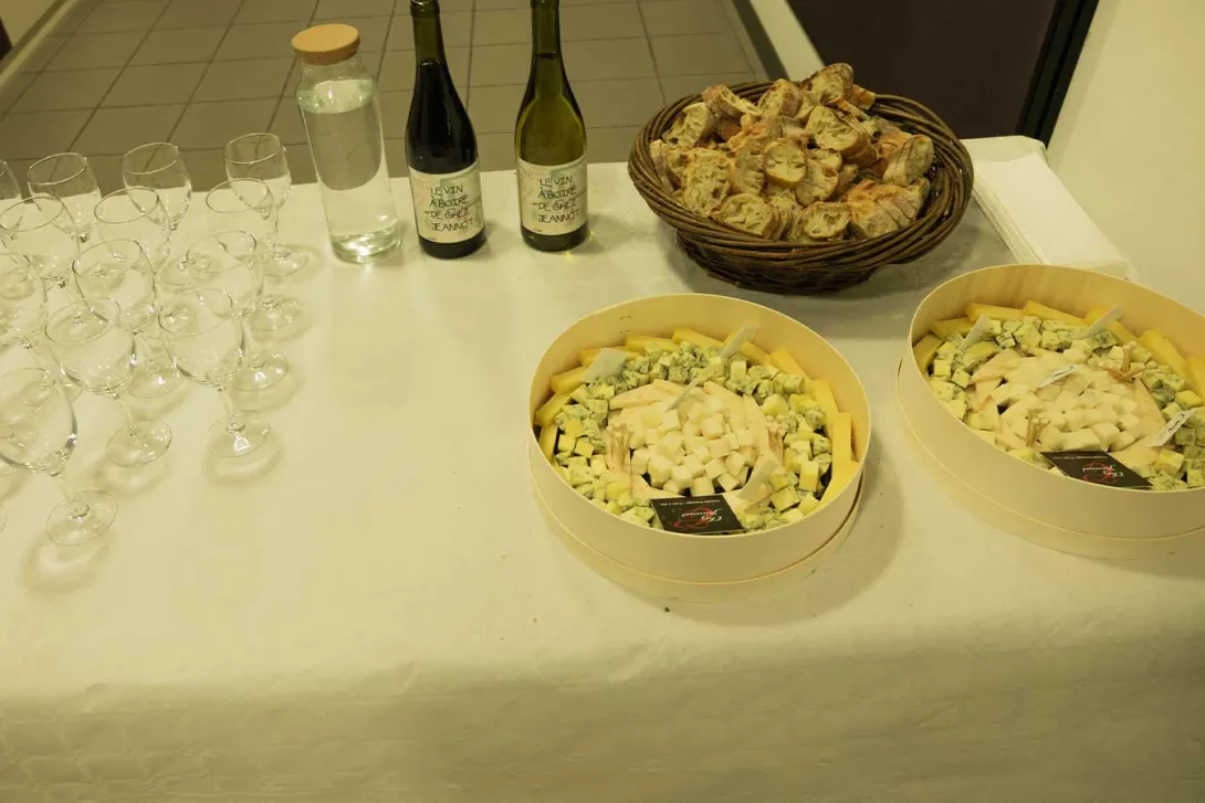 Un buffet de vins locaux et de fromages régionaux était organisé pour clôturer l'événement