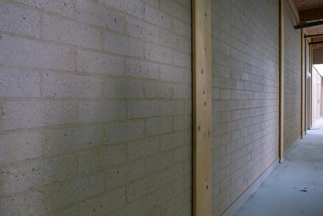 La terre crue a été choisie pour apporter de l'inertie et réguler l'hygrothermie