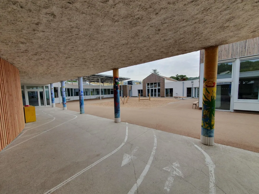 Vue de la cour intérieure depuis le préau de l'école J. Delteil