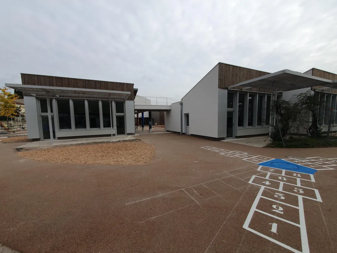 Vue des casquettes des façades sud de l'école J. Delteil