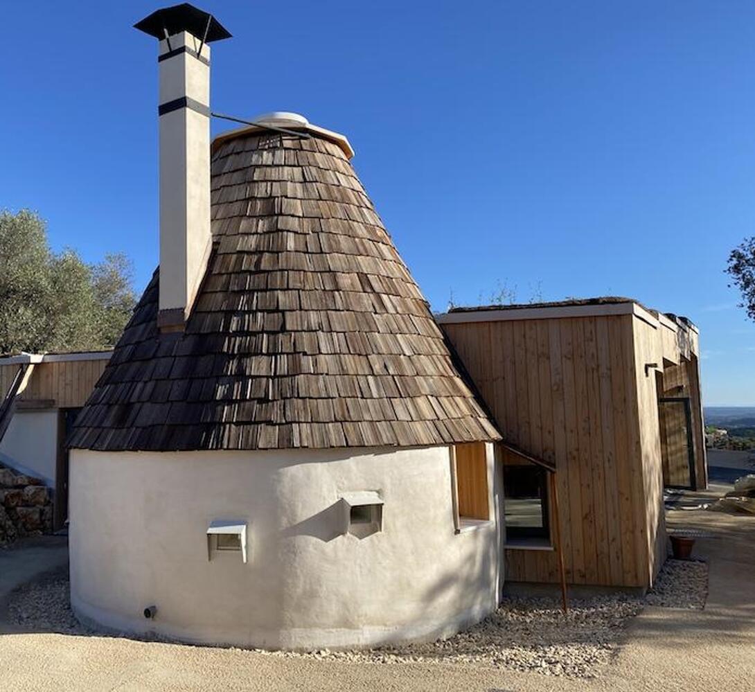 La Kasanou, "case à tous", salle commune ouverte sur le village et sur le monde