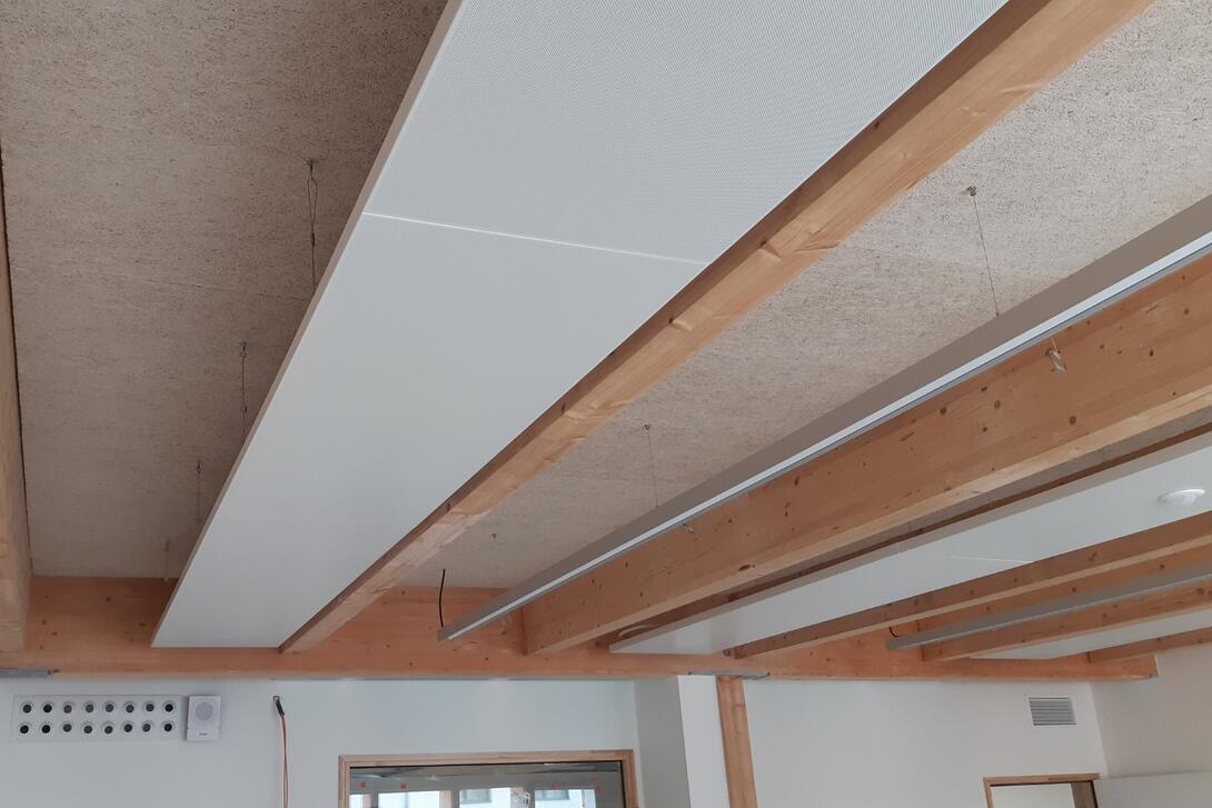 Plafond avec panneaux rayonnants