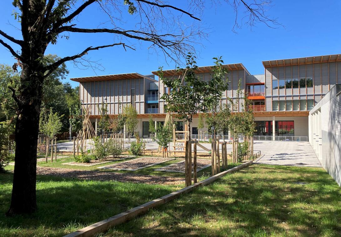 L'école dans son écrin de verdure