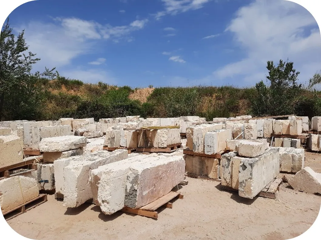 Pierres stockées en attente de repose