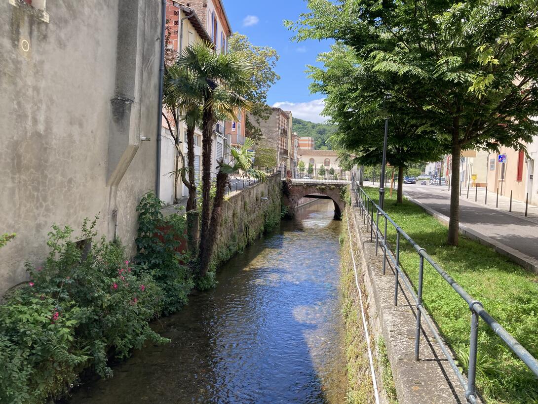 Vue vers le pont de la D10 depuis la rue de Tannerie