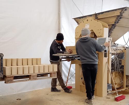 Fabrication de briques de terre crue lors de la visite de chantier BDO organisée le 15 février 2023