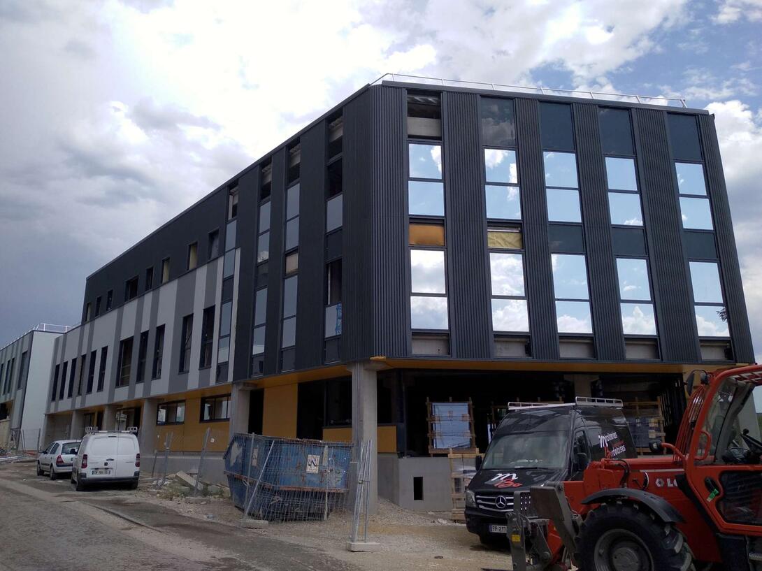 Bâtiment B, bureaux et activités au premier plan, et bâtiment A d'activités au second plan