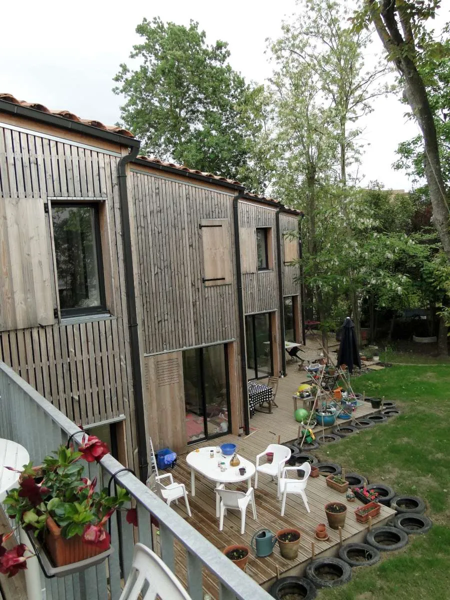 40. Façades ouest des duplex vues depuis les balcons sud des simplex