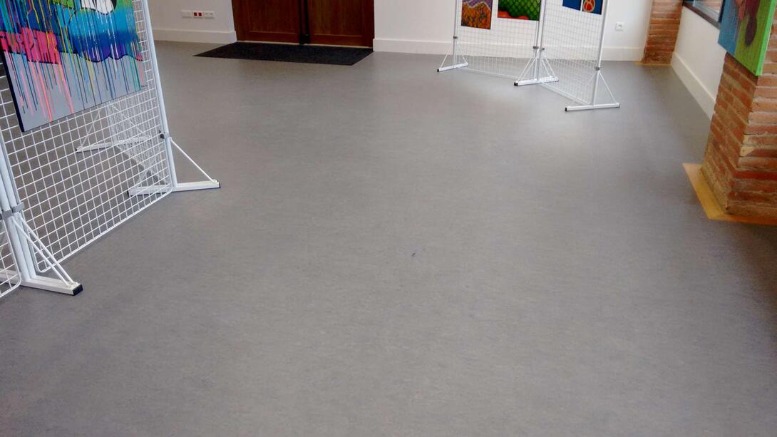 41. Au sol, linoleum sur dalle béton (qui noie les tuyaux de chauffage) et isolation sous dalle en liège