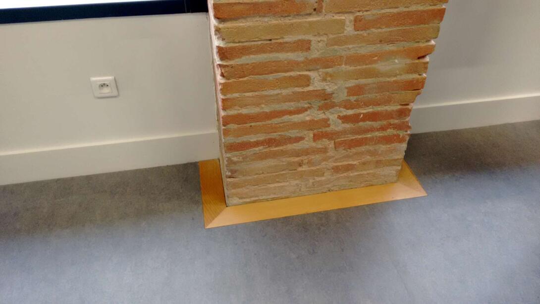 42. Les ponts thermiques entre dalle béton et poteaux briques sont traités par une remontée d'isolant sous les baguettes de bois