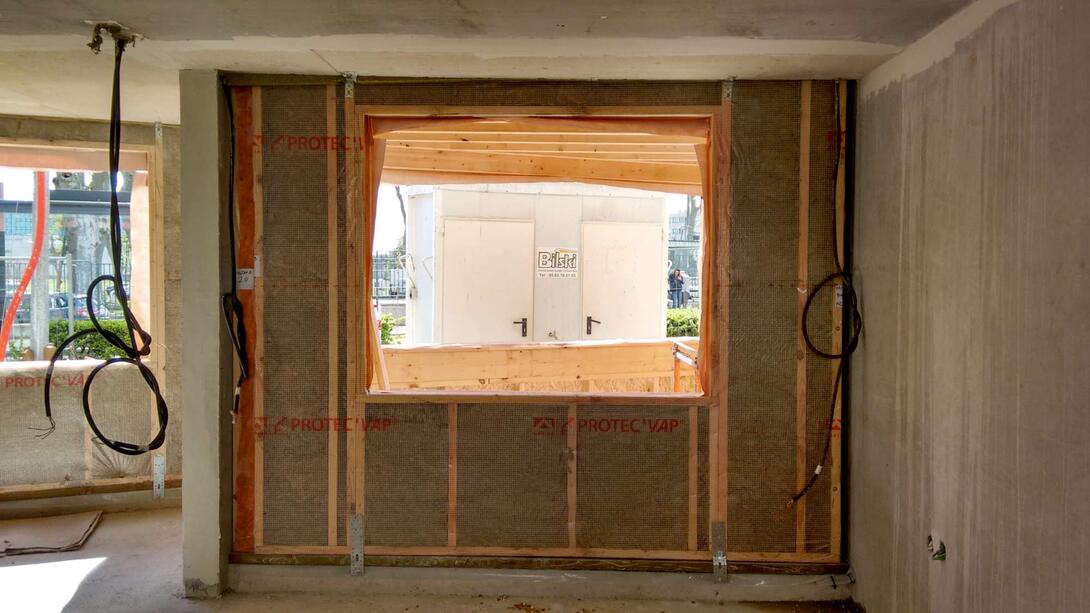 42. Le bâtiment B en chantier : façade en bois donnant sur une loggia, avant son isolation