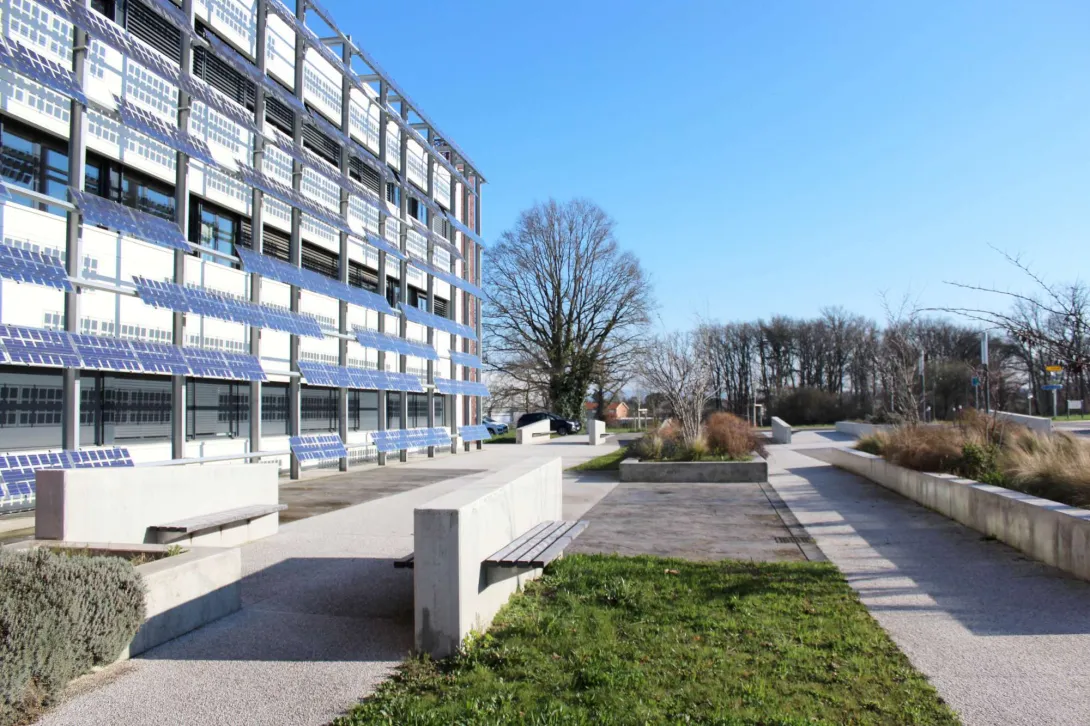 12. Parvis aménagé en véritable espace public urbain