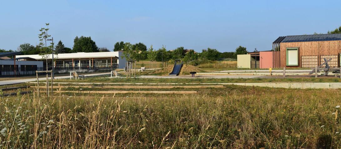 Prairie structurée en terrasses pour jouer, retenir l’eau...