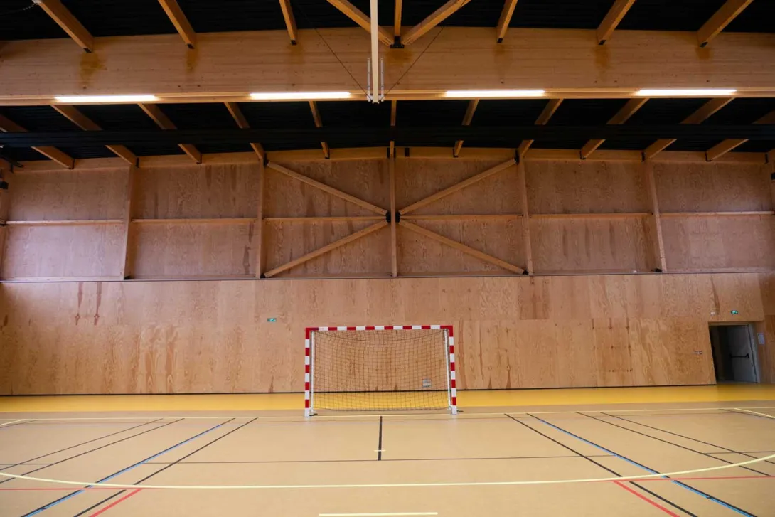 Le gymnase fait la part belle au bois